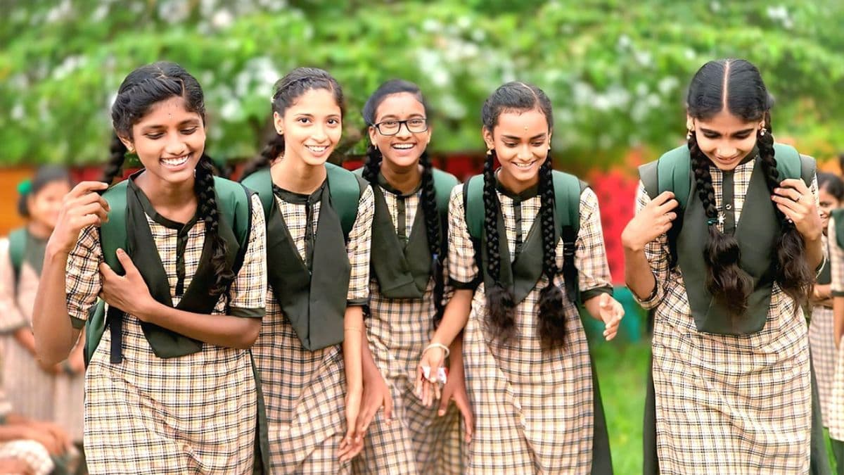మోగిన బడి గంట.. తెరుచుకున్న స్కూళ్లు