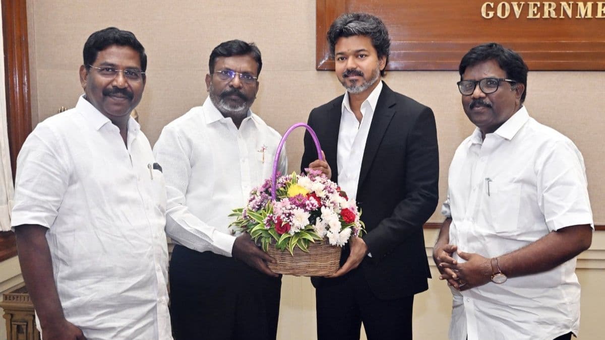 మిత్రుల్ని వదిలించుకోబోతున్న విజయ్..? ఉప ఎన్నికలే ముహుర్తం