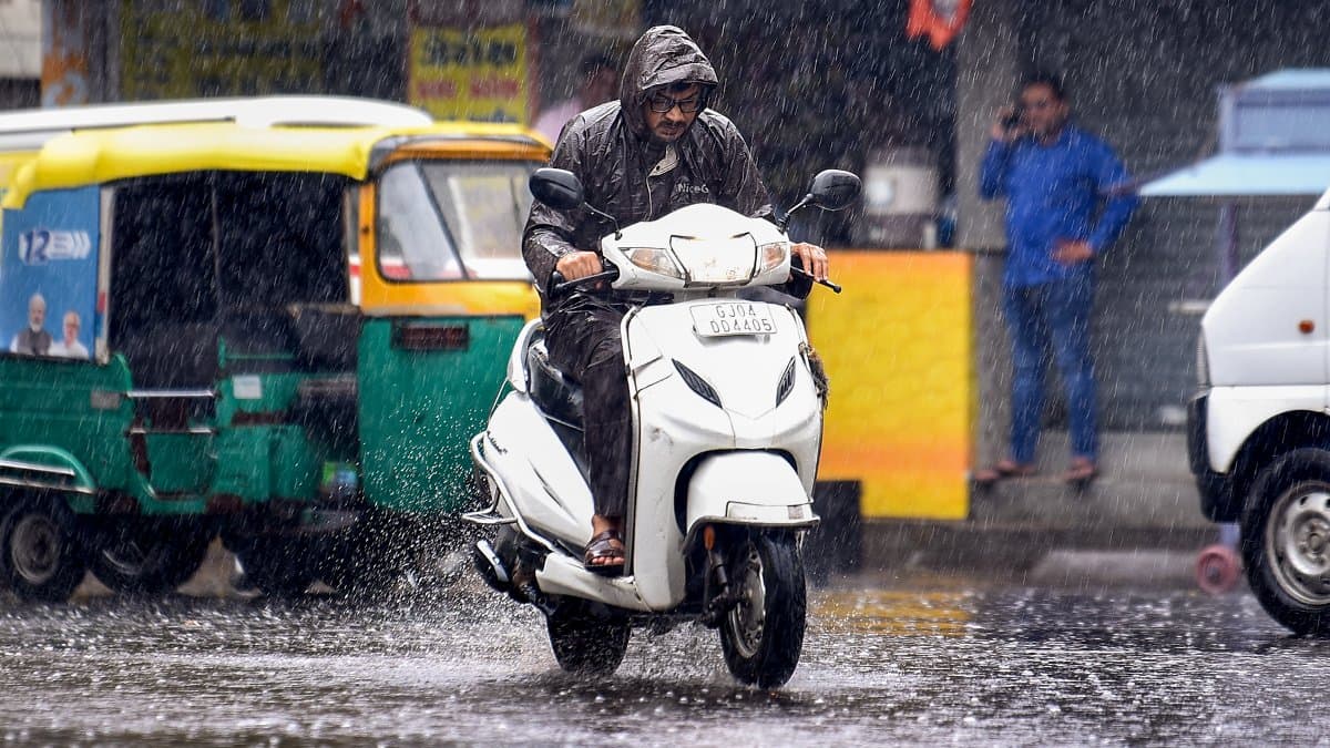 వాయువ్య బంగాళాఖాతంలో అల్పపీడనం- ఏపీలో ఈ జిల్లాల్లో భారీ వర్షాలకు ఛాన్స్