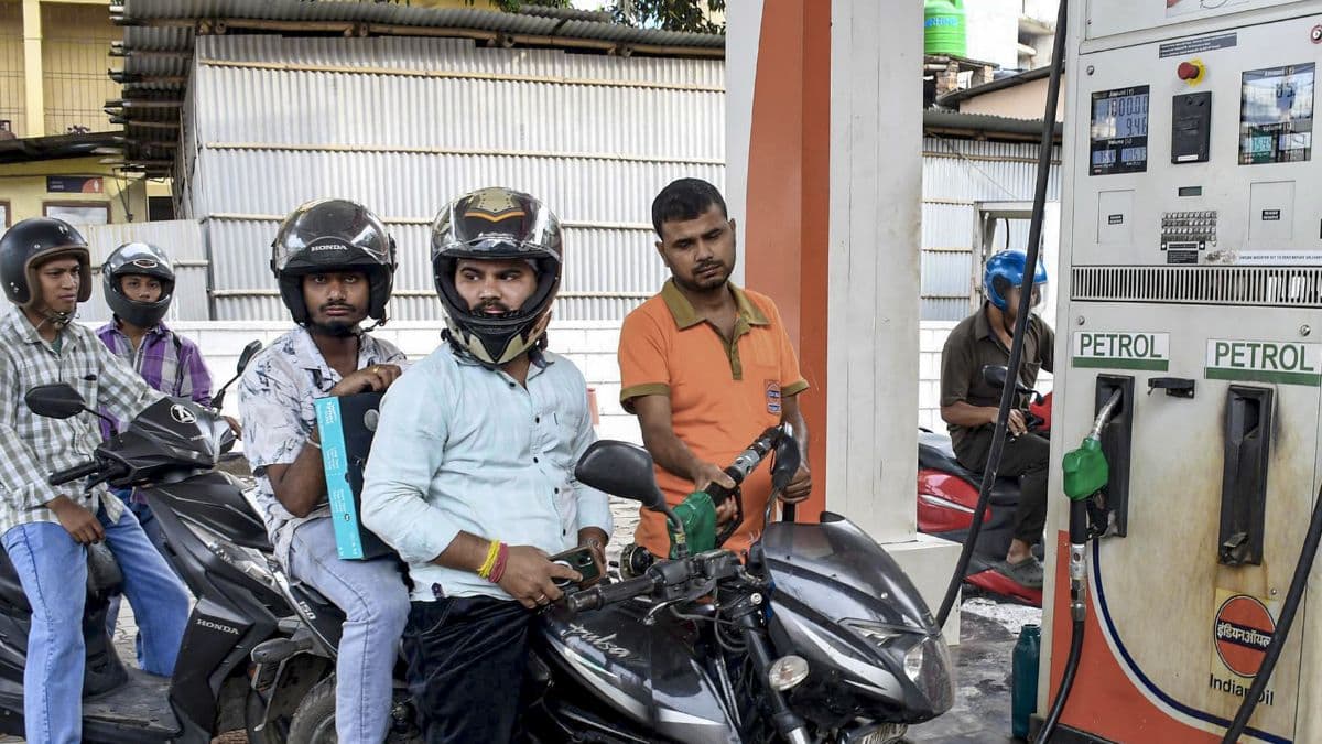 భారీగా తగ్గిన పెట్రోల్, డీజిల్ రేట్లు