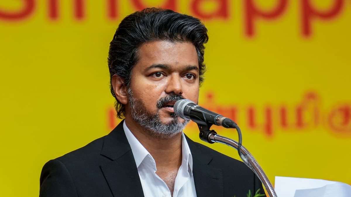 ప్రభుత్వాన్ని కూల్చే కుట్రల వేళ విజయ్ ఊహించని రాజకీయం