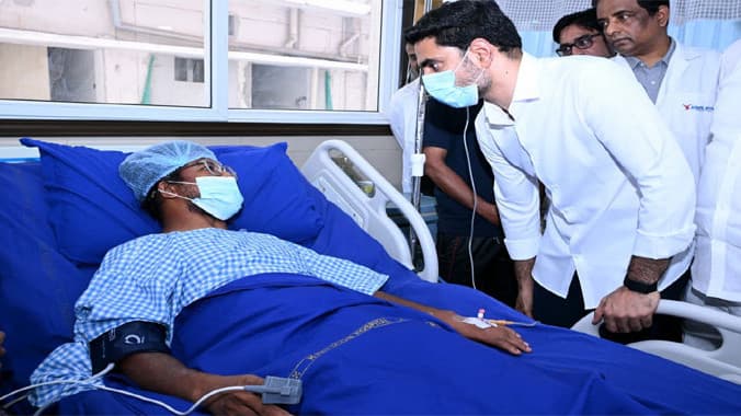 విశాఖ కిమ్స్ లో స్టీల్ ప్లాంట్ ప్రమాద బాధితులను పరామర్శించిన మంత్రి లోకేశ్