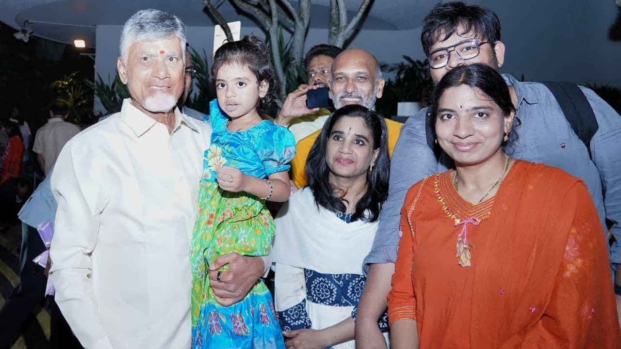 సింగపూర్ లో చంద్రబాబుకు ఘనస్వాగతం పలికిన తెలుగు ప్రజలు.. ఫొటోలు ఇవిగో