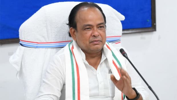 స్టేడియం బయట తొక్కిసలాట.. మంత్రి కీలక ప్రకటన