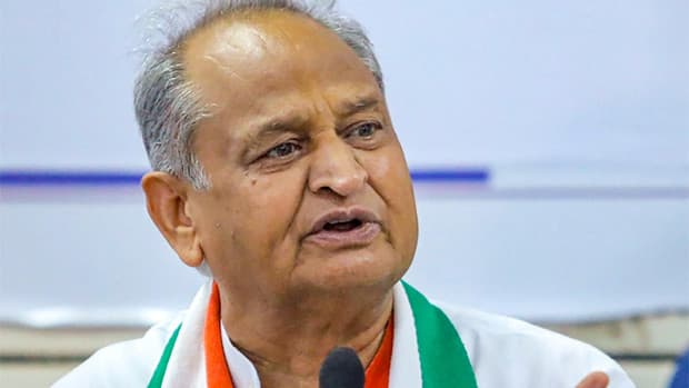 ఎంపీలు, ఎమ్మెల్యేలను పశువుల్లా కొంటున్నారు