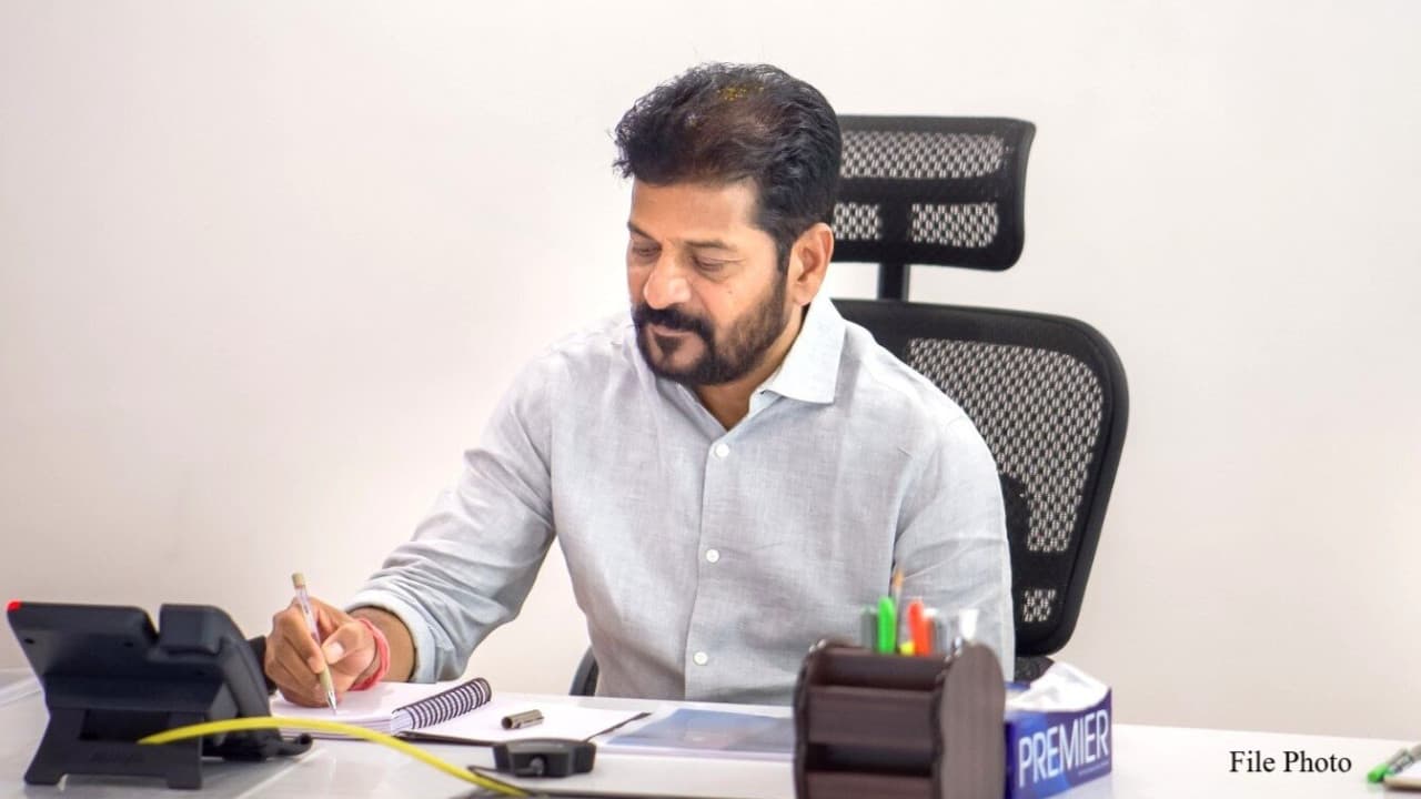 ఉద్యోగులకు రేవంత్ రెడ్డి బంపర్ గిఫ్ట్.. రూపాయి ప్రీమియం లేకుండా రూ.1.2 కోట్ల ఉచిత బీమా