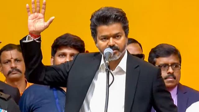 విజయ్ పార్టీలోకి మాజీ మంత్రులు, ఎమ్మెల్యేల క్యూ.. నేడు మహాబలిపురంలో చేరికలు