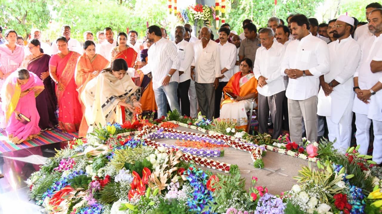 వైఎస్సార్ 77వ జయంతి.. ఇడుపులపాయలో నివాళి అర్పించిన జగన్, విజయమ్మ