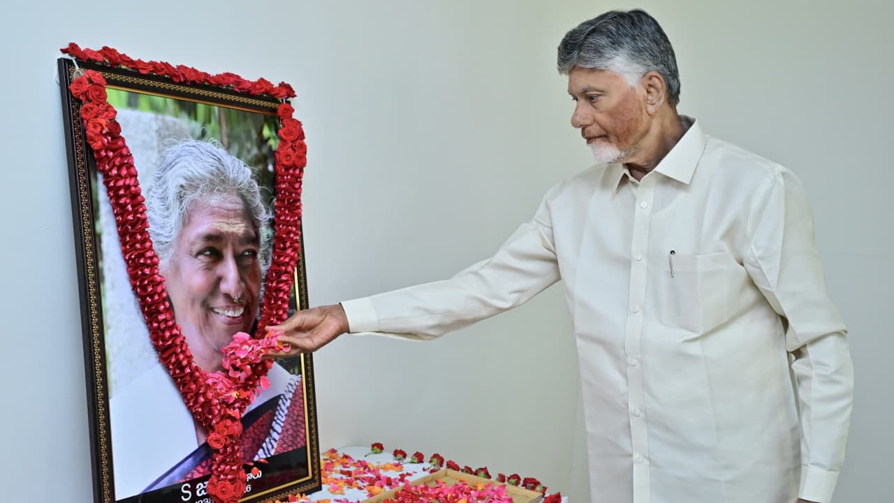క్యాంప్ కార్యాలయంలో మధురగాయని ఎస్. జానకికి నివాళులు అర్పించిన సీఎం చంద్రబాబు