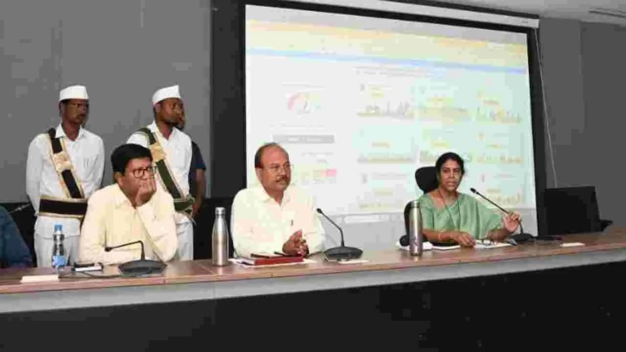 అధికారులు గ్రామాల అభివృద్ధికి పాటుపడాలి