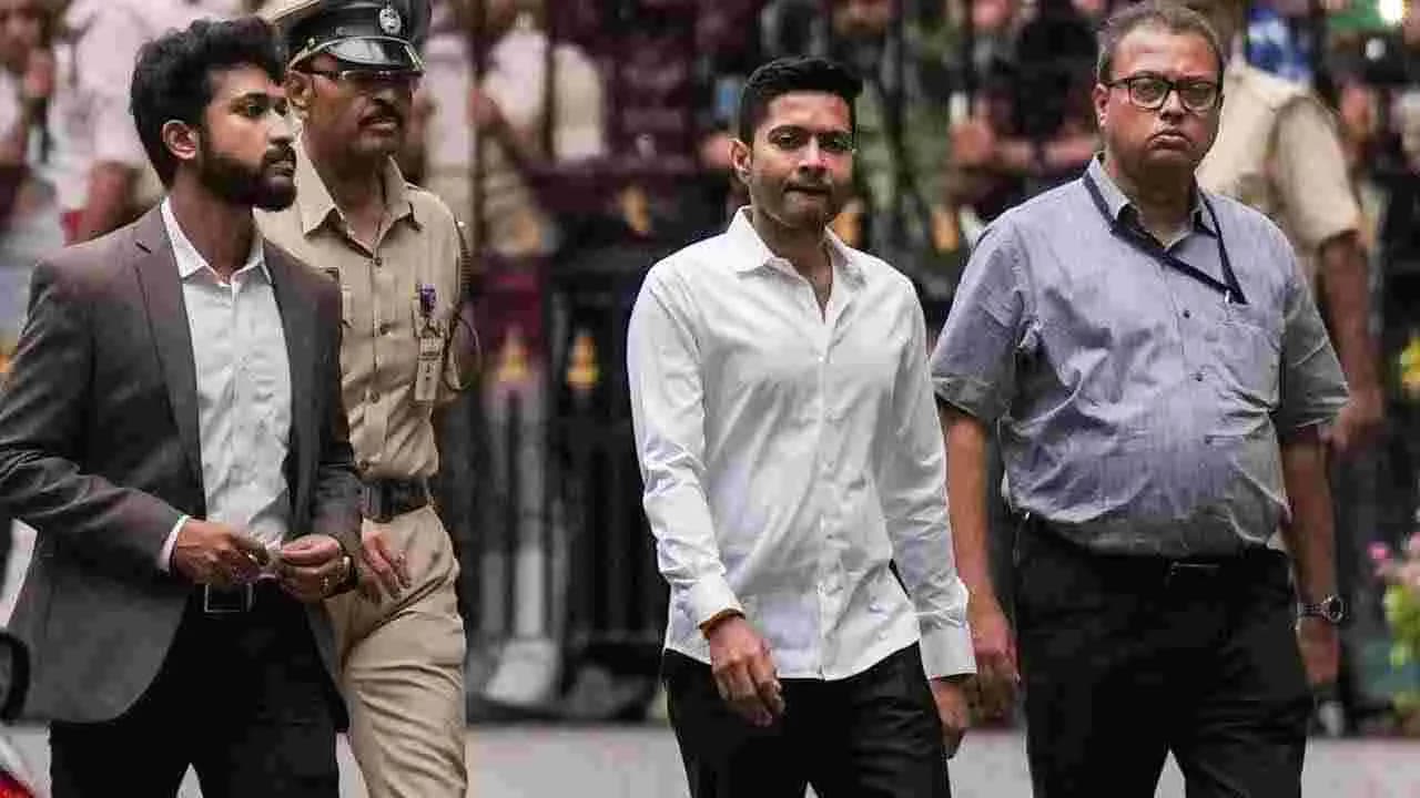 అభిషేక్ నివాసంలో పోలీసుల అర్ధరాత్రి తనిఖీలు