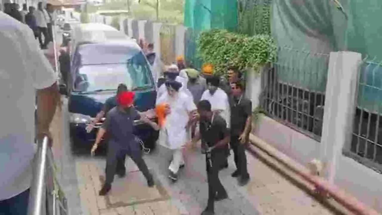 మహారాష్ట్రలోని నాందేడ్ లో సుఖ్ బీర్ సింగ్ బాదల్ పై కత్తులతో దాడి