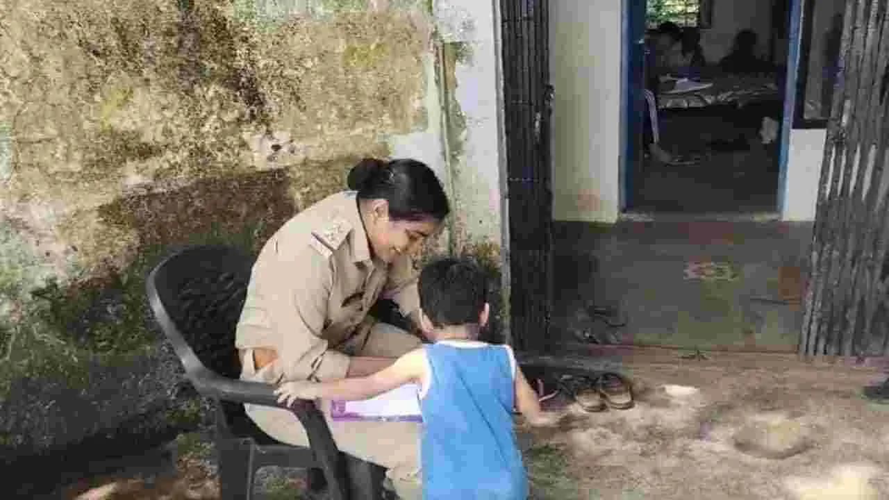 తల్లిపై పోలీసులకు బాలుడు ఫిర్యాదు.. ఎందుకంటే.. వీడియో వైరల్