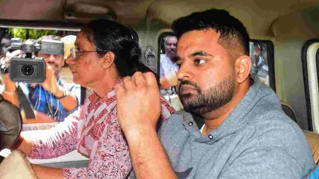 జైలులో తనిఖీలు.. అడ్డంగా దొరికిన మాజీ ఎంపీ రేవణ్ణ.. ప్రభుత్వం సీరియస్