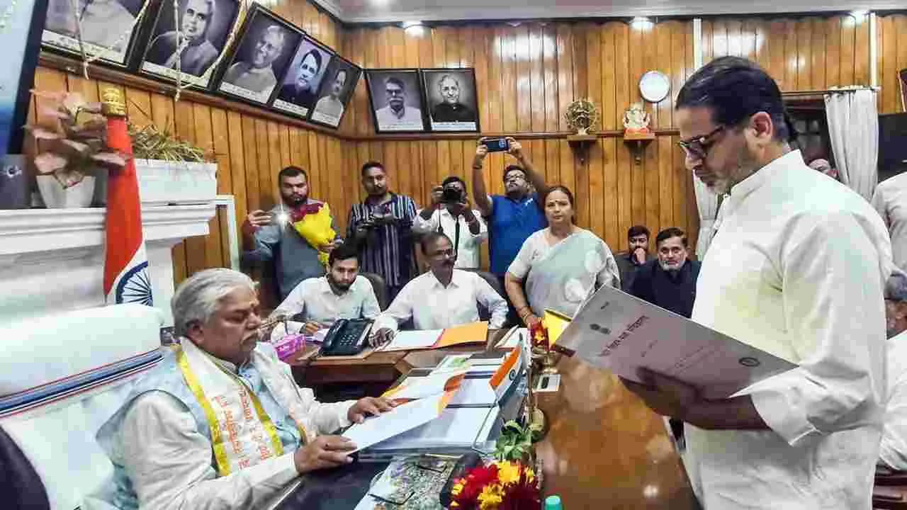 ఎమ్మెల్యేగా ప్రమాణ స్వీకారం చేసిన ప్రశాంత్ కిషోర్