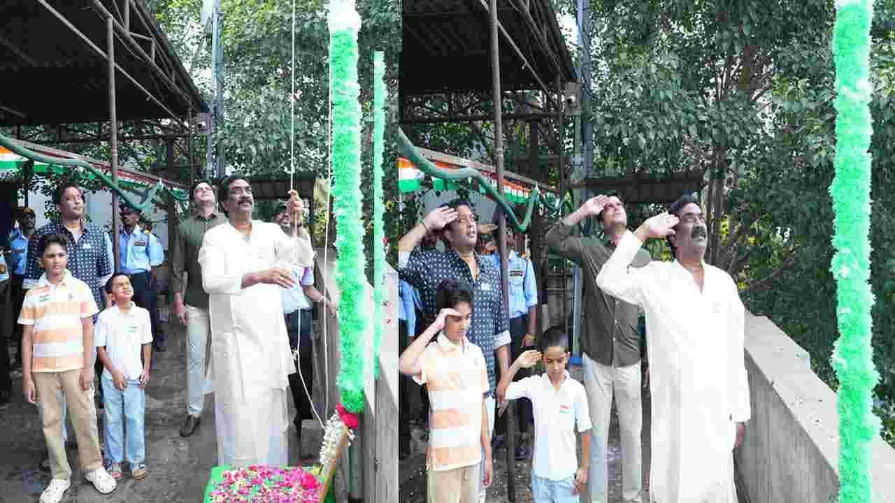 జాతీయ జెండా ఎగురవేసిన ఏబీఎన్-ఆంధ్రజ్యోతి సంస్థల ఎండీ వేమూరి రాధాకృష్ణ