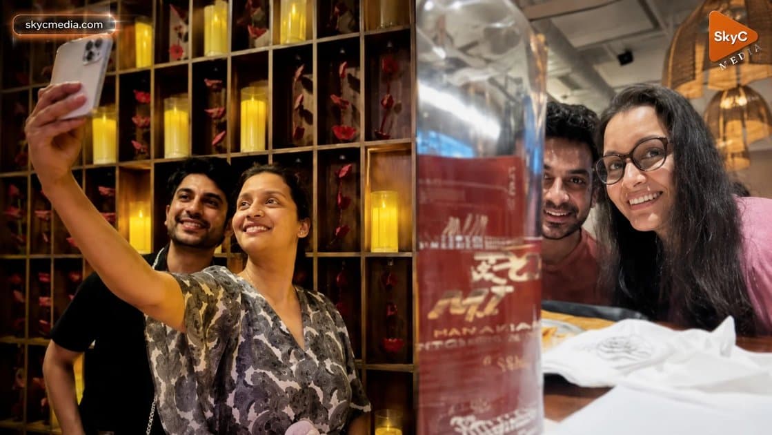 కొత్త సినిమా టీమ్ తో రేణుదేశాయ్ .. ఫోటోలు వైర ల్
