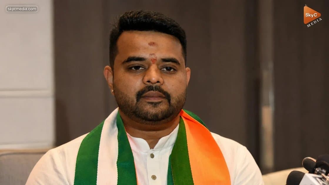 జైలులో ఫోన్ తో పట్టుబడ్డ ప్రజ్వల్ రేవణ్ణ