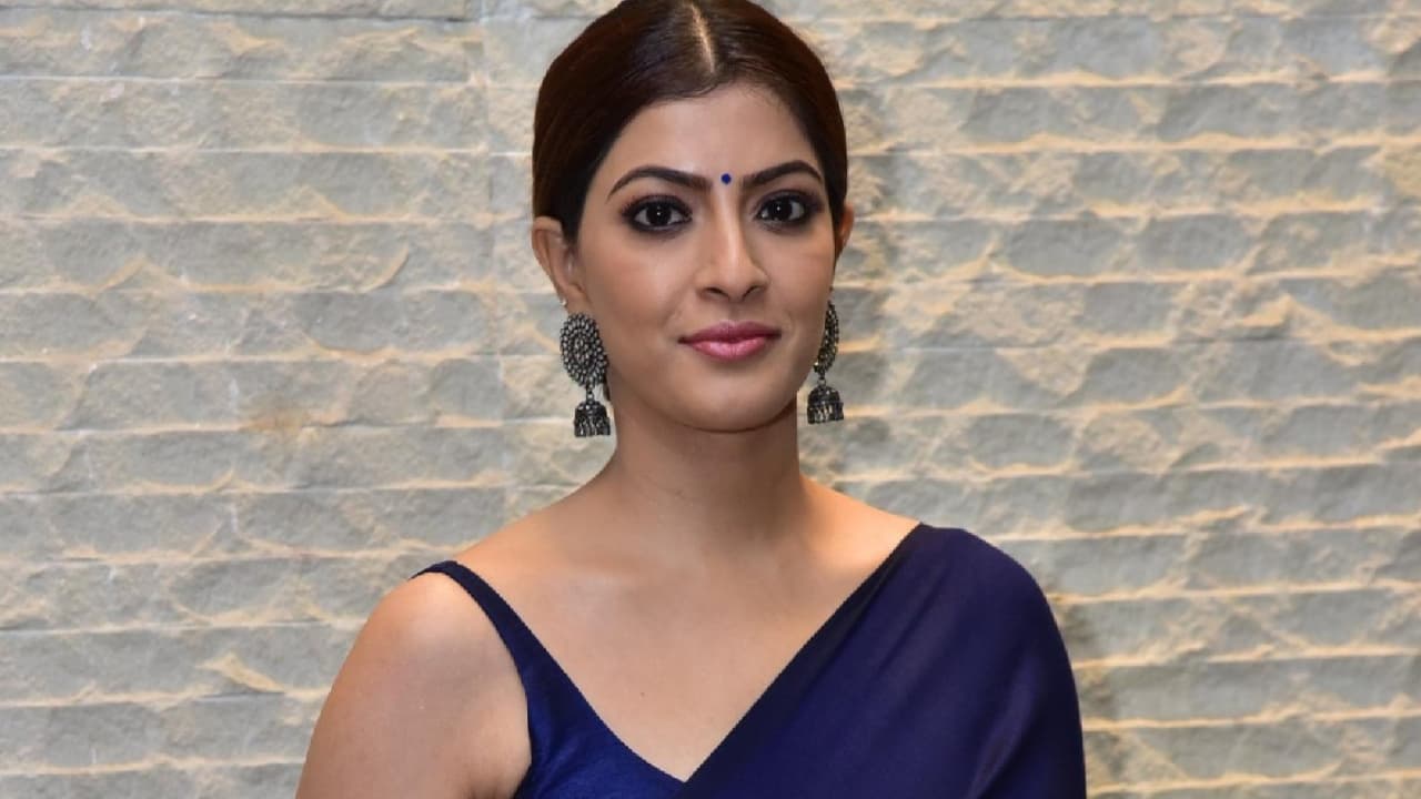 ద ర్శ కుడి ఆరోప ణ లు.. స్పందించిన వ ర లక్ష్మీ.. సోష ల్ మీడియాలో డిలీట్