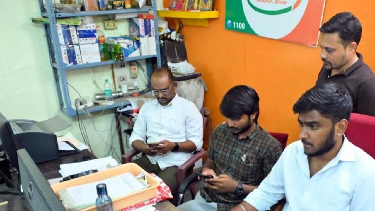 తెలంగాణలోని మీసేవా కేంద్రాల్లో కొత్త రూల్స్.. ఇకనుంచి రశీదు ఇవ్వరు.. కారణం ఇదే