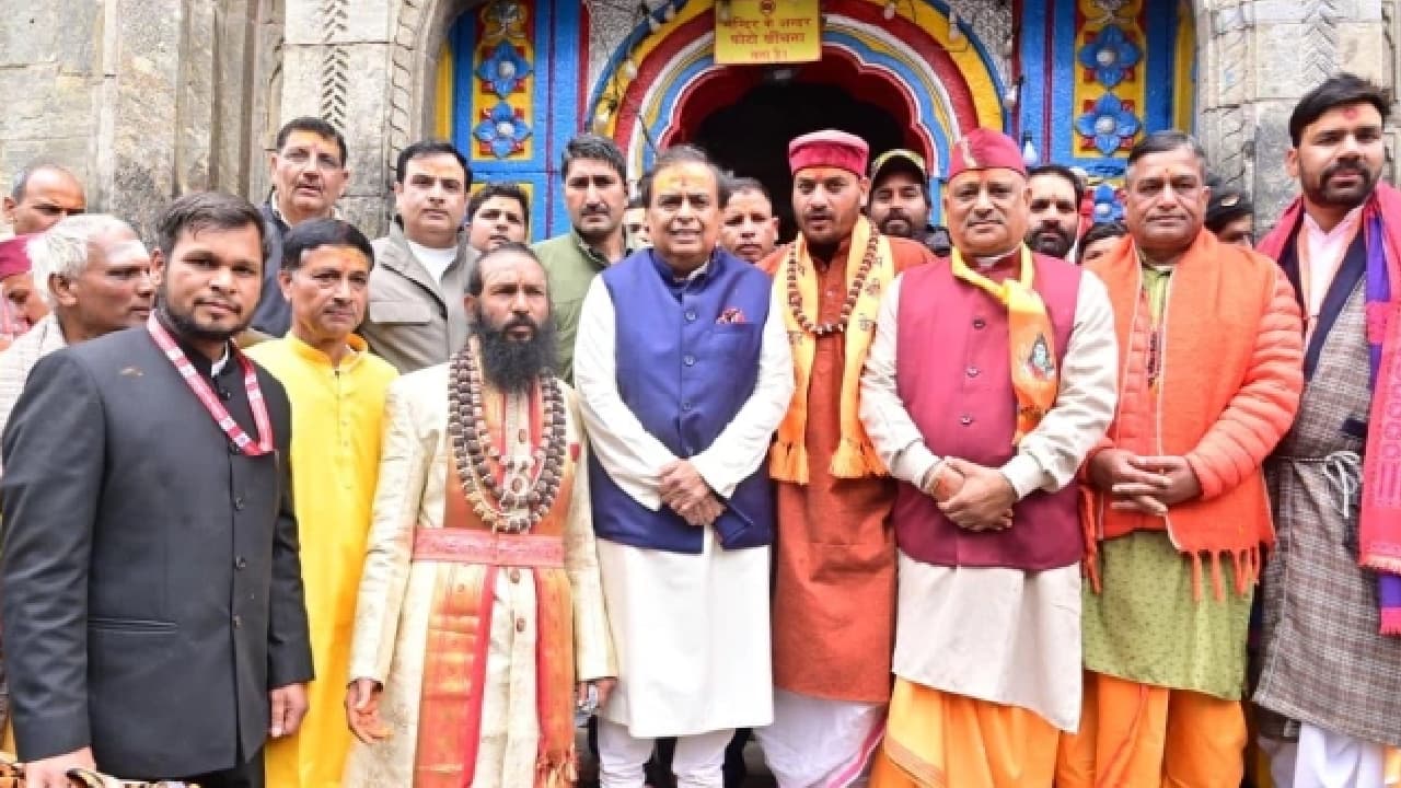 బద్రీనాథ్ , కేదార్ నాథ్ లో ముకేశ్ అంబానీ పూజలు.. రూ.10 కోట్ల భారీ విరాళం
