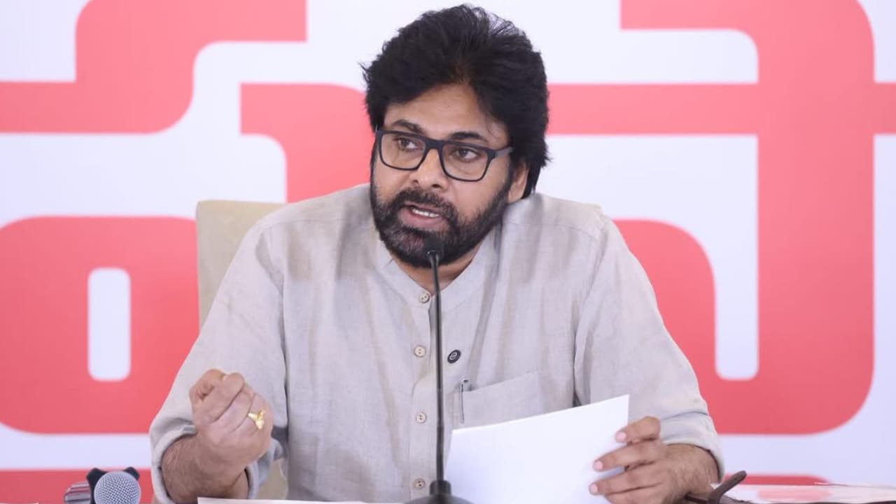 మహిళల కట్టుబొట్టుపై మాట్లాడతారా?.. మరీ ఇంతలా దిగజారాలా.. అమర్నాథ్ వ్యాఖ్యలపై పవన్ ఆగ్రహం