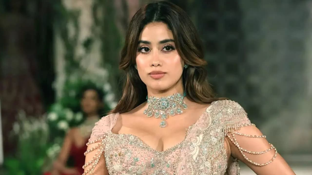 లవ్ లైఫ్ కన్ఫర్మ్ చేసిన జాన్వీ.. టీ-షర్ట్ పై ప్రియుడి పేరు.. నెట్టింట ఫొటోలు వైరల్