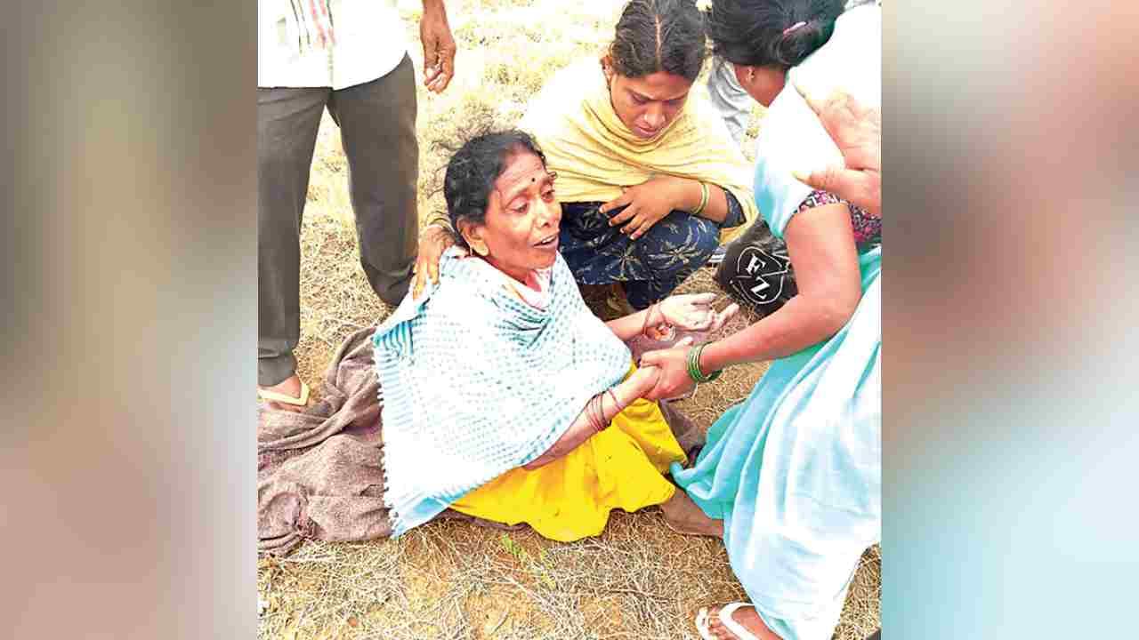 మేడలో గొలుసు లాక్కొని బావిలోకి నెట్టేసాడు.. బావిలో 24 గంటలు నరకం.. కరీంనగర్ లో ఘోరం