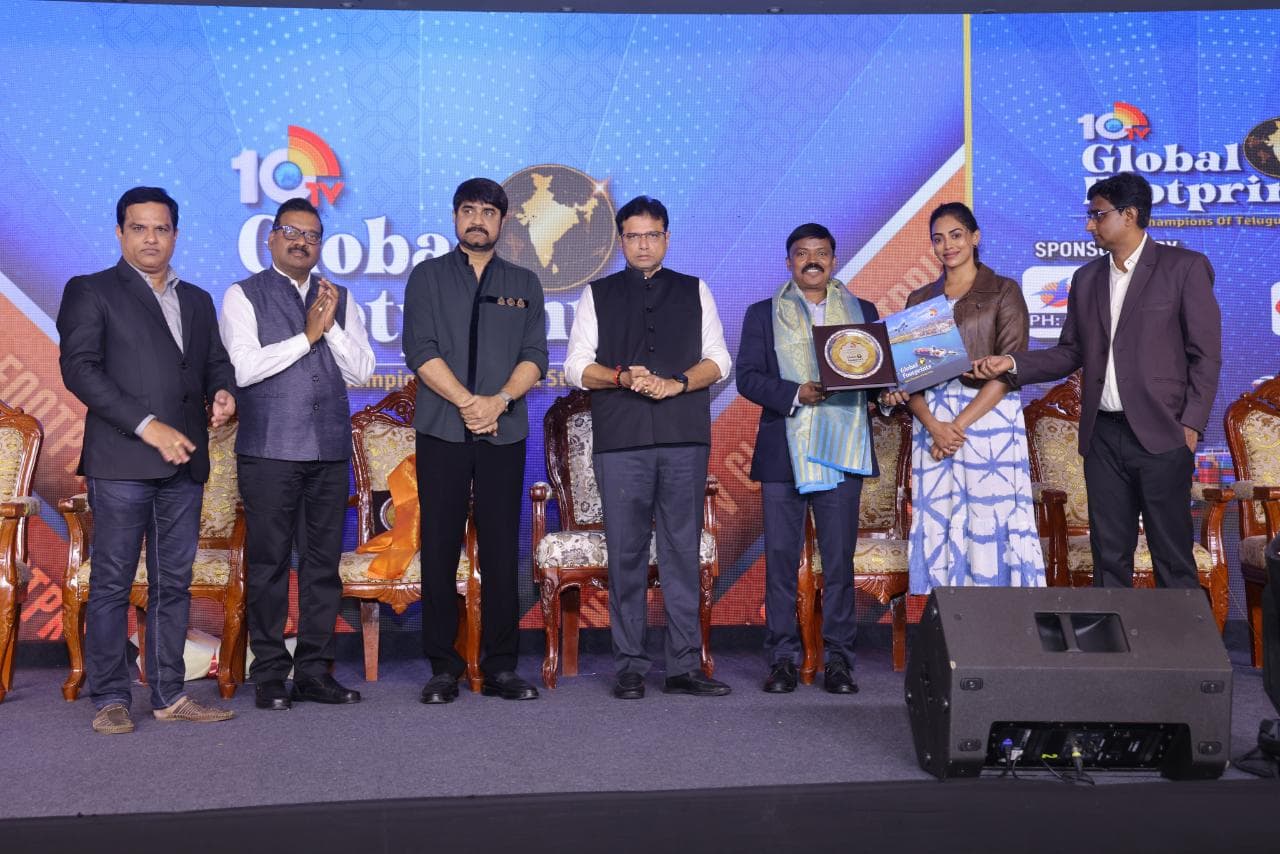 గ్లోబల్ ఫుట్ ప్రింట్స్ లో 10 సరికొత్త అధ్యాయం.. కాపీ టేబుల్ బుక్ అందుకున్న ప్రముఖులు వీరే.. ఫొటోలు