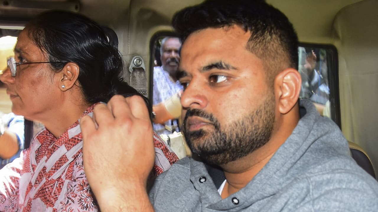 జైల్లో అడ్డంగా దొరికిపోయిన మాజీ ఎంపీ ప్రజ్వల్ రేవణ్ణ.. సర్కార్ సీరియస్ యాక్షన్