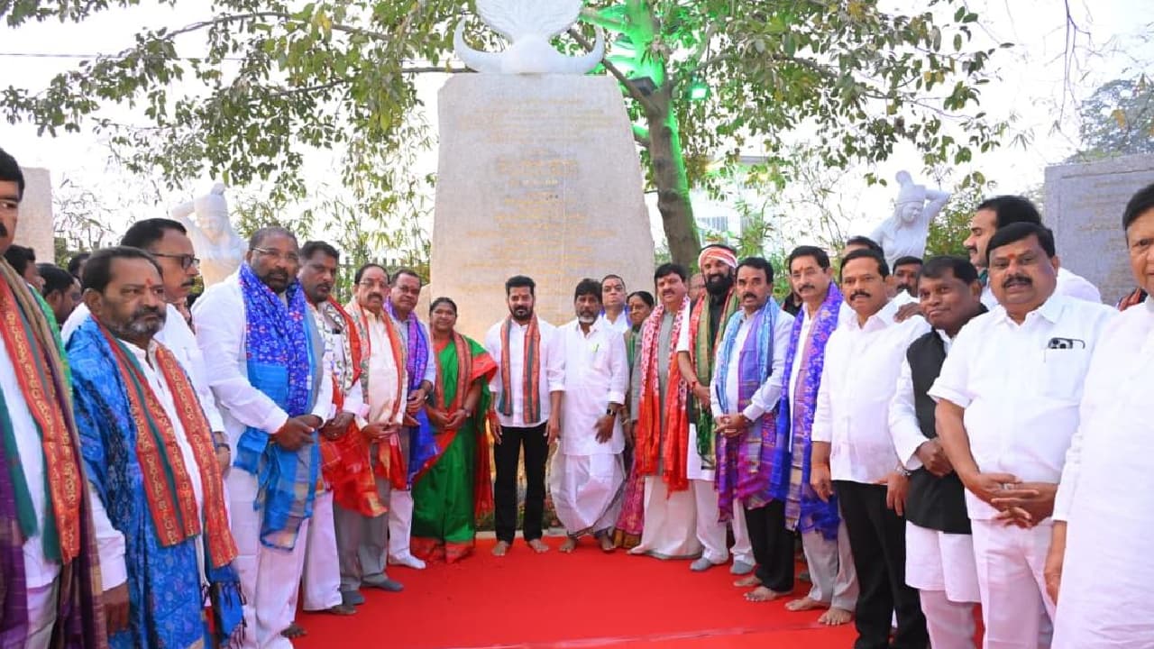 మేడారంలో తెలంగాణ సీఎం.. అమ్మవార్లకు నిలువెత్తు బంగారం, ప్రత్యేక పూజలు.. రేవంత్ కు రాఖీ కట్టిన సీతక్క