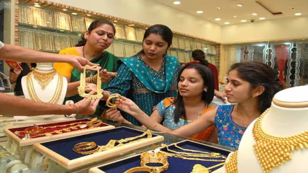 బంగారం కొనాలని ప్లాన్ చేస్తున్నారా? ఇప్పుడు కొంటే మీ జేబుకు చిల్లే