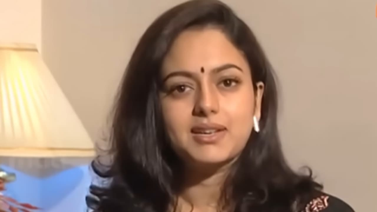 పెళ్లైయ్యాక సౌందర్య గాడి తప్పింది.. తప్పు మీద తప్పు చేసింది, కర్మ ఎవరినీ వదలదు.. డైరెక్టర్ బోల్డ్ కామెంట్