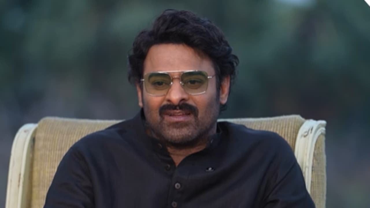 ఒక హీరో మా ఇంటికొచ్చి నన్ను హగ్ చేసుకోవడం అదే మొదటిసారి.. ప్రభాస్ కి షాకిచ్చిన స్టార్ ఎవరంటే