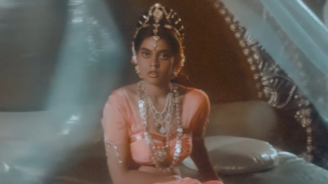 సిల్క్ స్మిత, జయలక్ష్మి లాగా ఇంకెవరూ చనిపోకూడదంటే అదే మార్గం..హీరోయిన్లంతా ఆ మూవీ చూడాలి