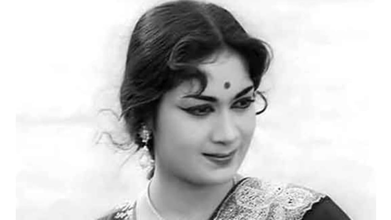 మహానటినే అనుమానించి చివరకు కాళ్ళు పట్టుకున్న నటుడు..షూటింగ్ లొకేషన్ లో జరిగిన అరుదైన సంఘటన