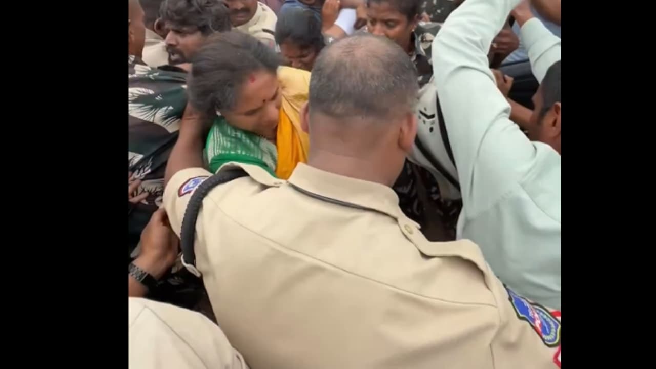 టిఆర్ఎస్ పార్టీ చీఫ్ అరెస్ట్... కాళ్లుచేతులు పట్టి ఈడ్చుకెళ్లిన పోలీసులు