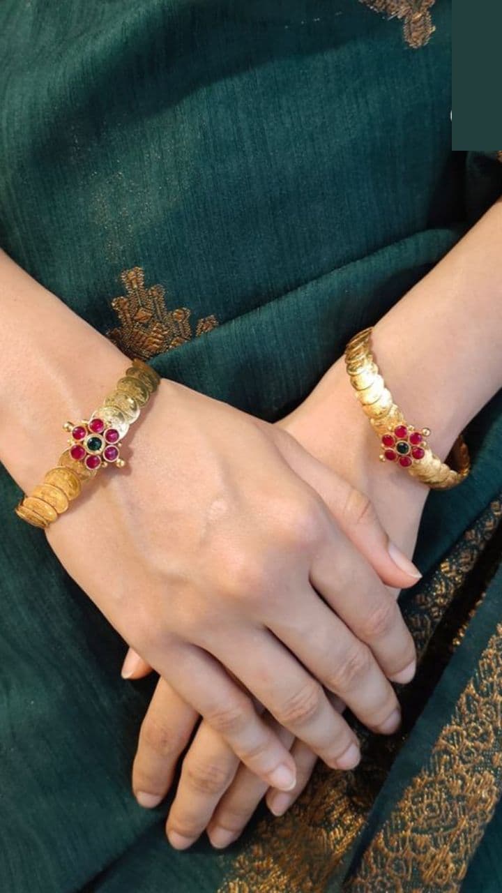 కాసులతో నక్లెస్ కాదు కాసుతో గాజులు ఎప్పుడైనా ట్రై చేశారా