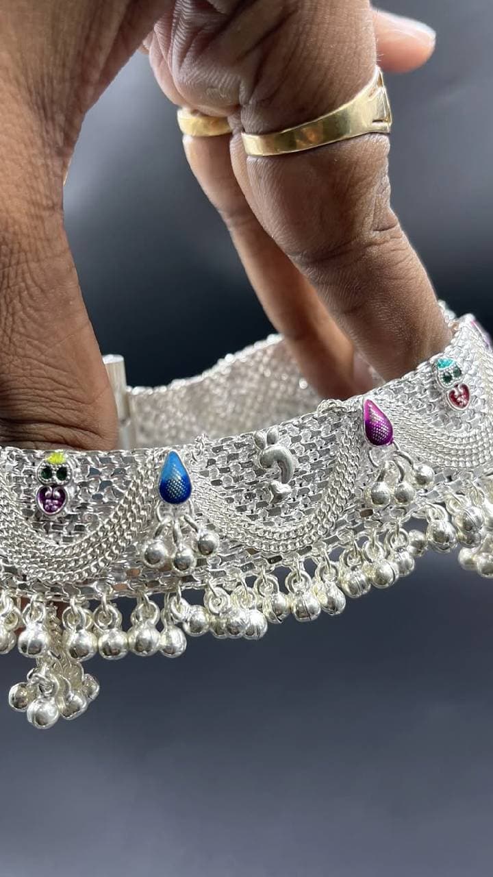 పాదాలకు సరికొత్త అందాన్ని ఇచ్చే హెవీ డిజైన్ పట్టీలు
