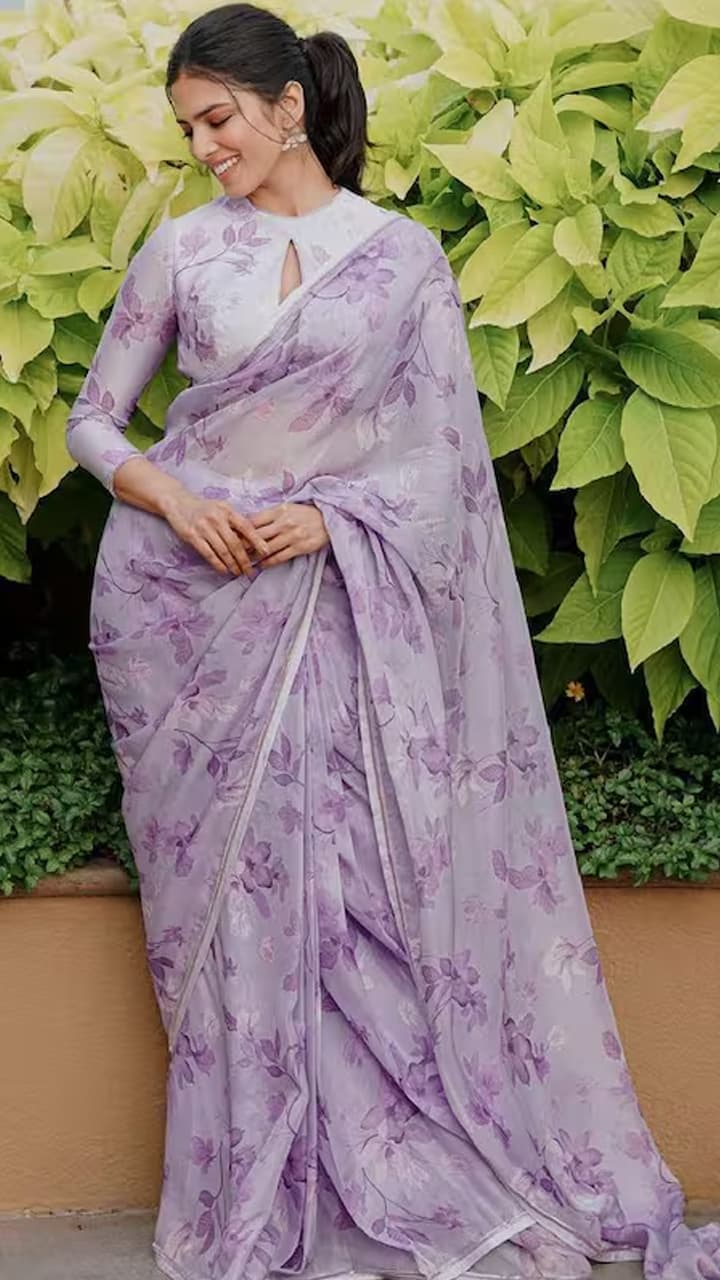 సన్నగా కనిపించేలా చేసే లైట్ వెయిట్ ప్రింటెడ్ శారీ