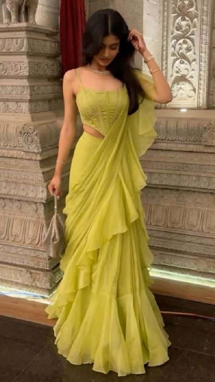 అందమైన రంగుల్లో రఫుల్ చీరలు.. పార్టీలకు అదిరిపోతుంది