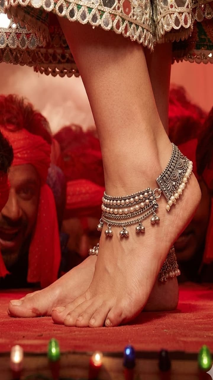 పాదాలకు నిండుగా, అందంగా కనిపించే పట్టీలు.. చూసేయండి