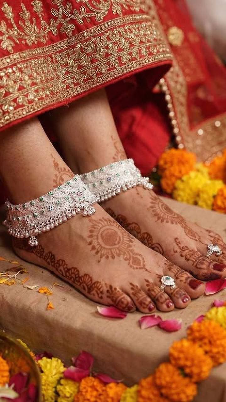 హెవీ లుక్ ఇచ్చే వెండి కాలి పట్టీల డిజైన్లు