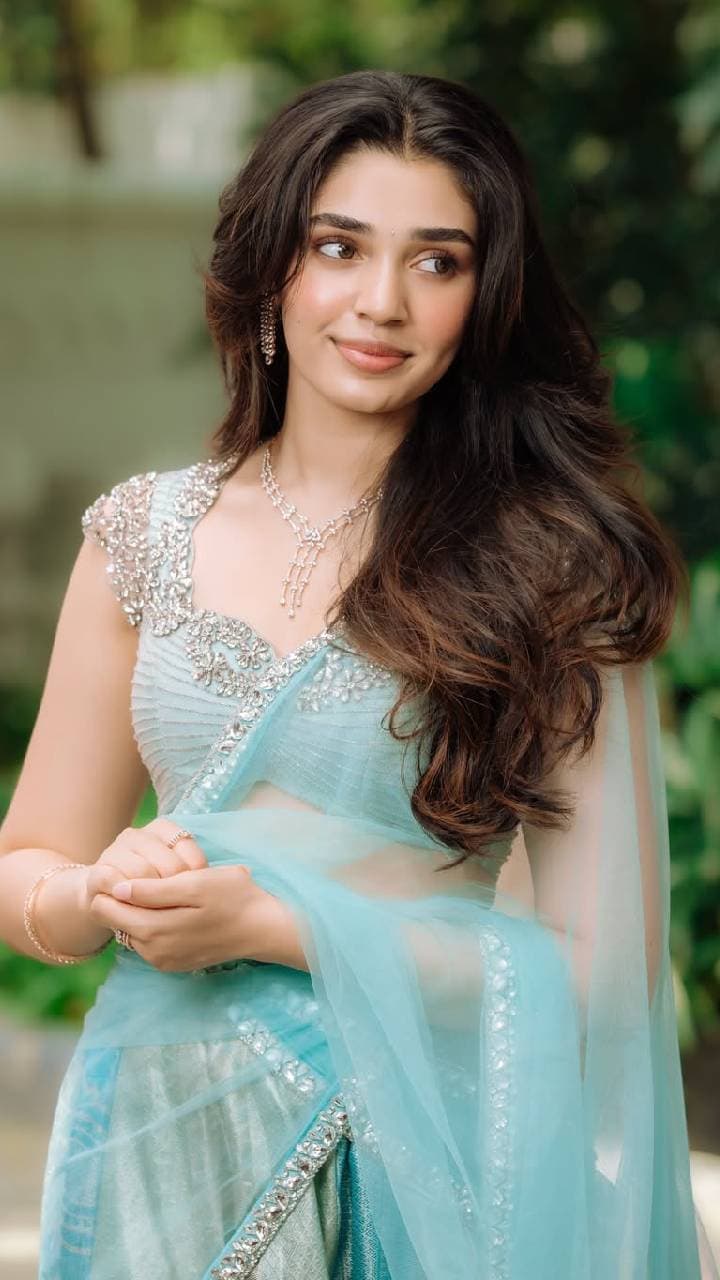 ఈ బ్లౌజులతో లెహంగాకు అదిరిపోయే లుక్.. ట్రై చేయండి