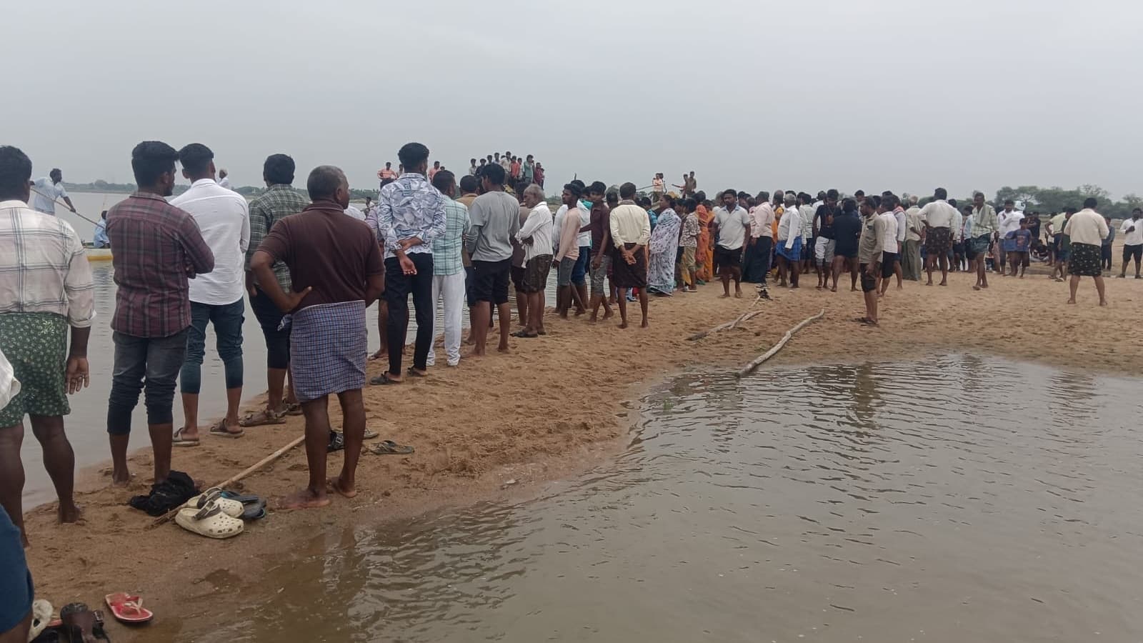 పల్నాడు జిల్లాలో విషాదం..కృష్ణా నదిలో పడవ బోల్తా..నలుగురు విద్యార్థులు మృతి