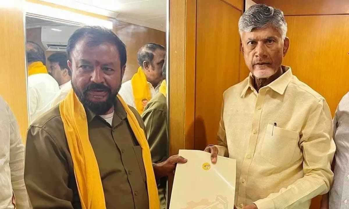 అర్ధరాత్రి టీడీపీ ఎమ్మెల్యే వీరంగం..'చంపేస్తా' అంటూ బుల్ డోజర్ తో లాయర్ ఇంటిపై దాడికి యత్నం