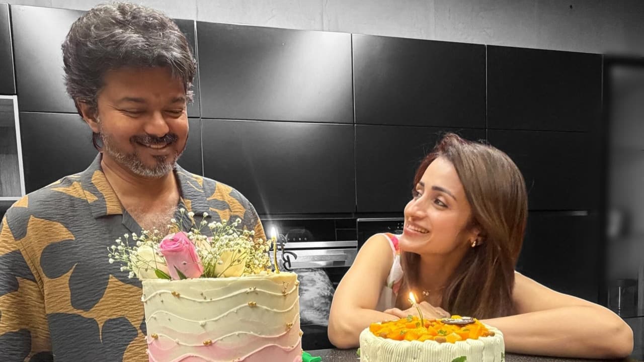 రాత్రి 12 గంటలకు పుట్టినరోజు విజయ్ తో త్రిష కేక్ కటింగ్.. ఫోటోలు షేర్ చేసిన హీరోయిన్