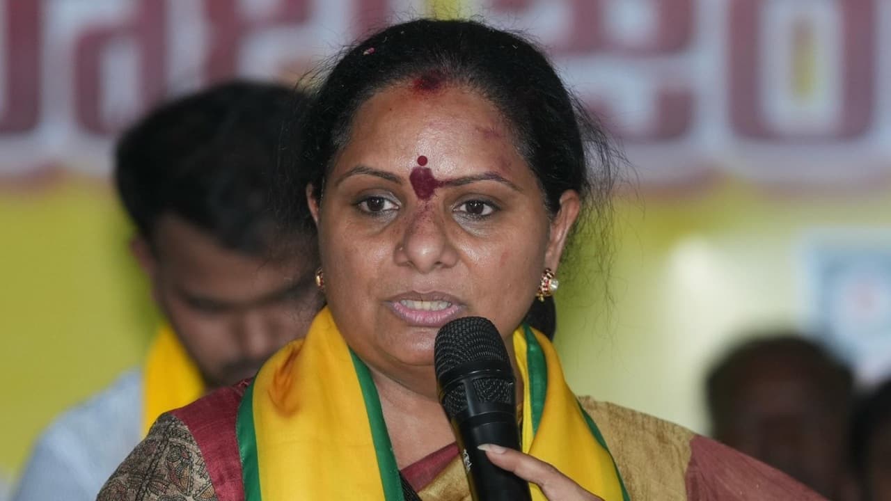 తెలంగాణ హక్కులు కాపాడాల్సిన రేవంత్ రెడ్డి కర్ణాటక దోపిడీకి వంతపాడుతున్నాడు