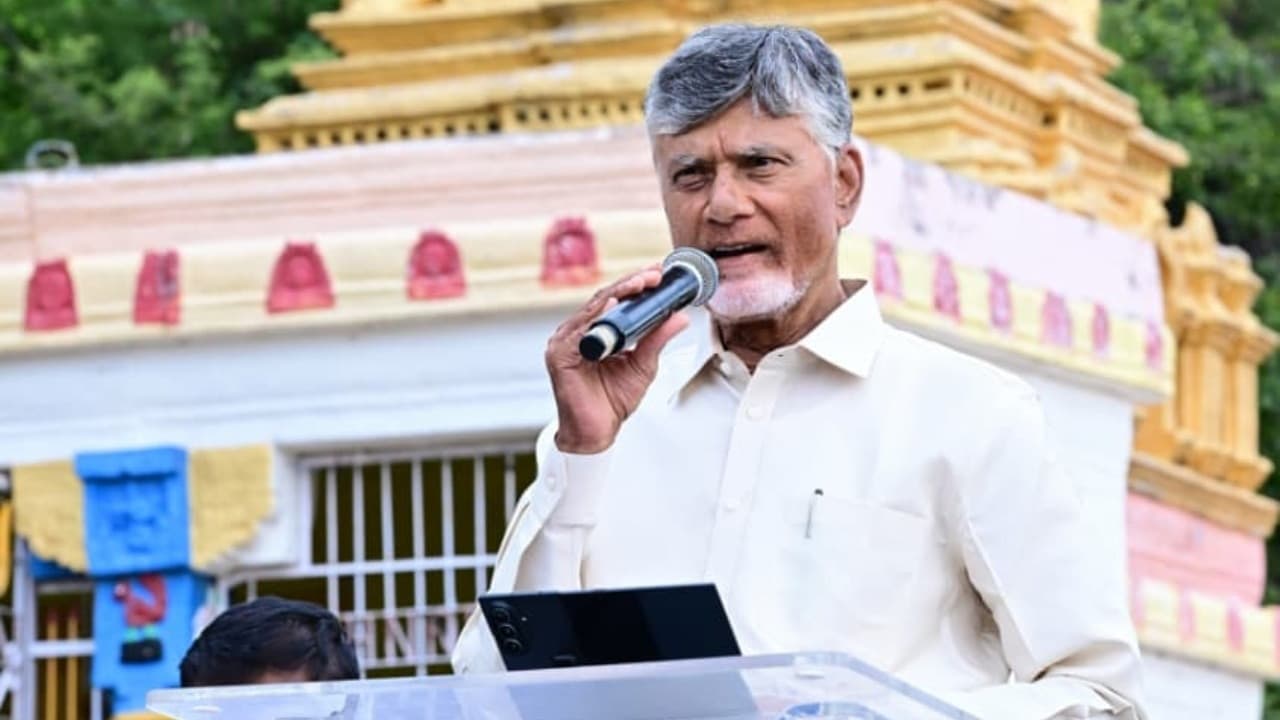 సంక్షేమం, అభివృద్ధితో ముందుకు వెళ్తుంటే అడ్డుకుంటున్నారు