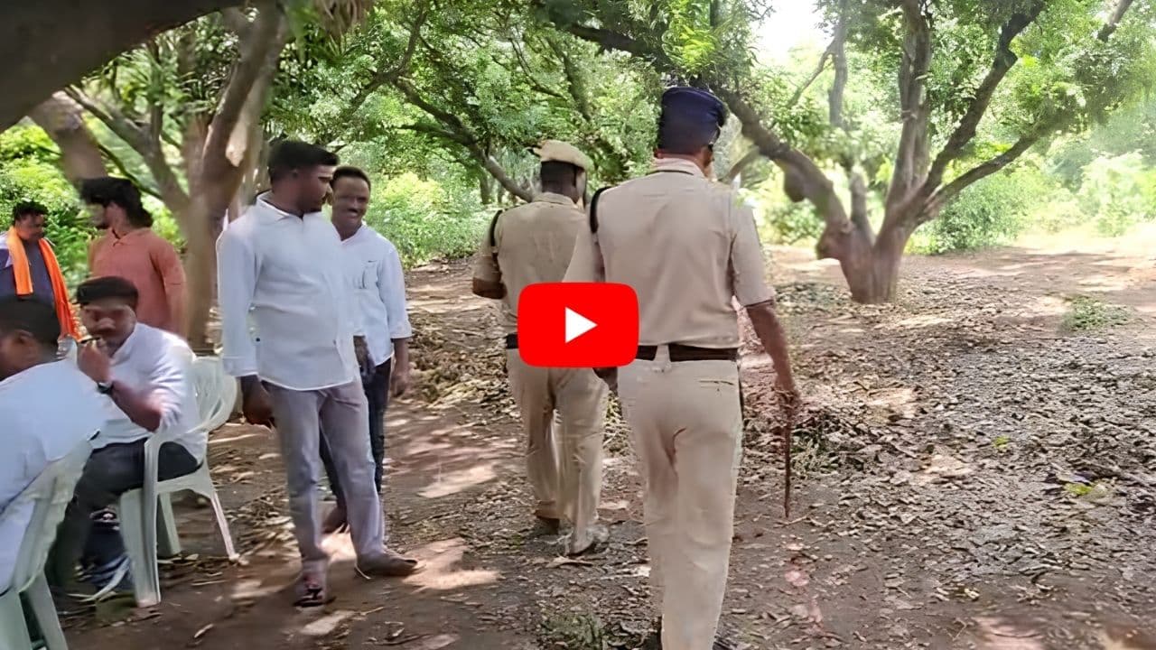సెంట్రల్ యూనివర్సిటీ శంకుస్థాపనలో హైడ్రామా.. సభలోకి దూసుకొచ్చిన పాములు